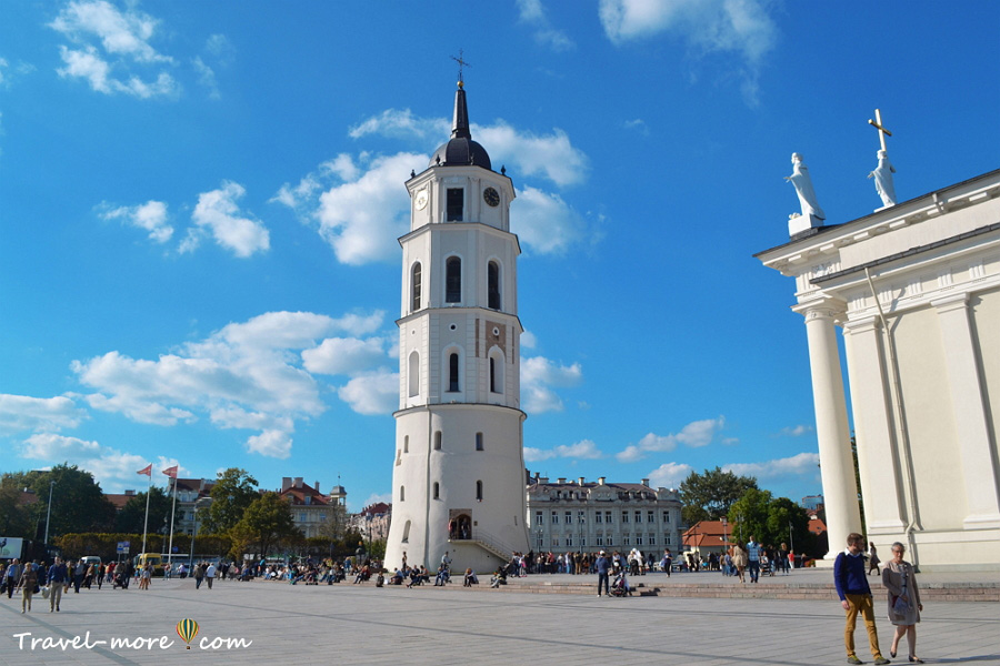 Колокольня на Кафедральной площади в Вильнюсе