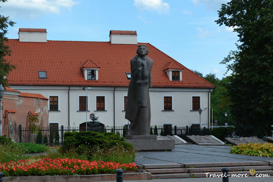 Памятник Адаму Мицкевичу в Вильнюсе